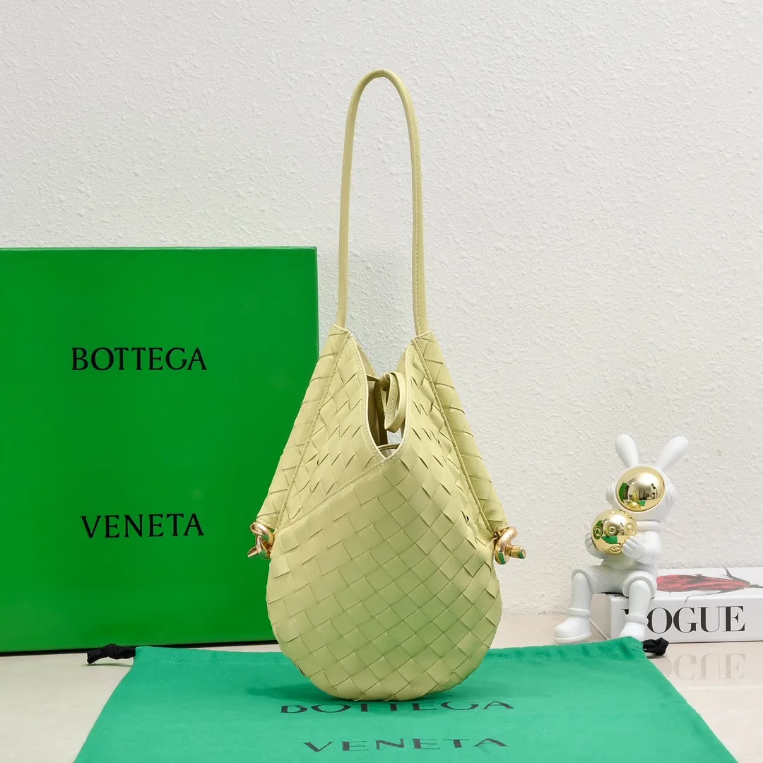 Batch 1700 #BottegaVeneta Bottega The same style as Yang Mi Solstice Shoulder Ba's latest bag type. It also comes with a small bag inside. Very casual style 🔥 High-end, quiet and simple bag from BV show, "Solstice" dark green, black, ice cream color, various colors present different aesthetics The knots made with jewelry-grade craftsmanship, under the collision of soft leather and metal, present a unique sense of high-end. Elegant, casual, and unique. Style number: 0898 Size: 26*3*30cm